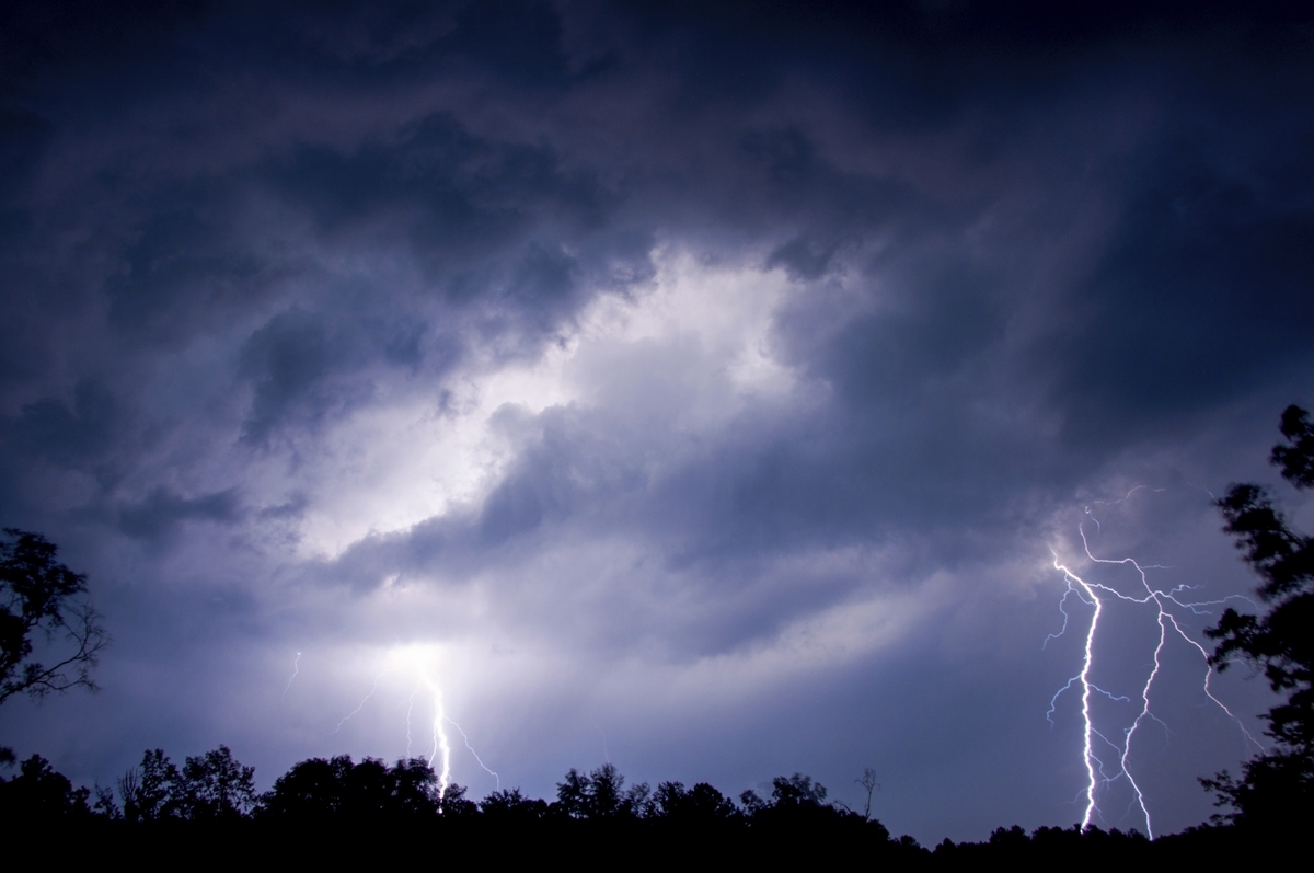 symptoms of betrayal trauma